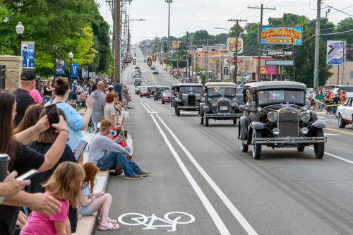 La ville de Tulsa pulvérise le record Guinness de la plus grande parade de véhicules anciens