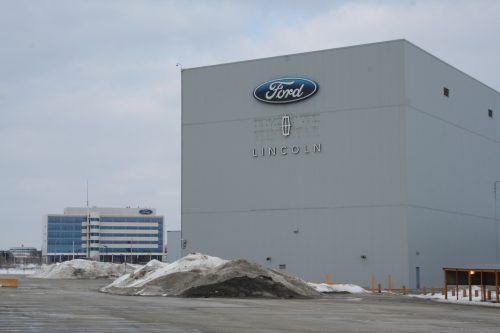 Les travailleurs de Ford au Canada ratifient un contrat de trois ans