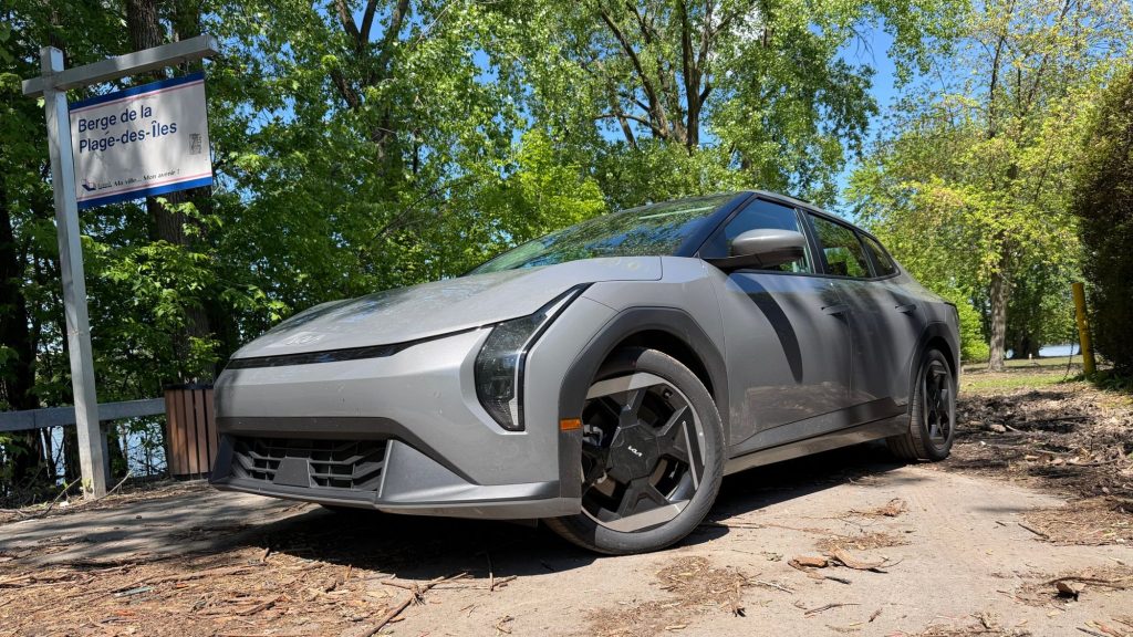 Kia EV4 Wind Premium 2026 grise stationnée à la berge de la Plage-des-Îles, à Laval