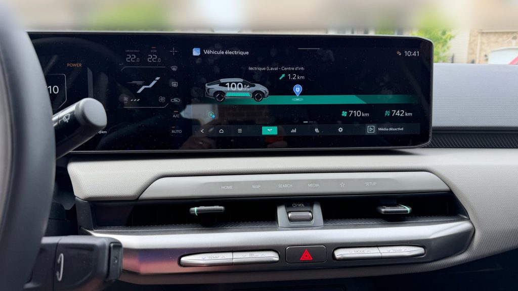 Écran central de la Kia EV4 2026 affichant 710 km d’autonomie à 100 % de charge, et 742 km sans climatisation