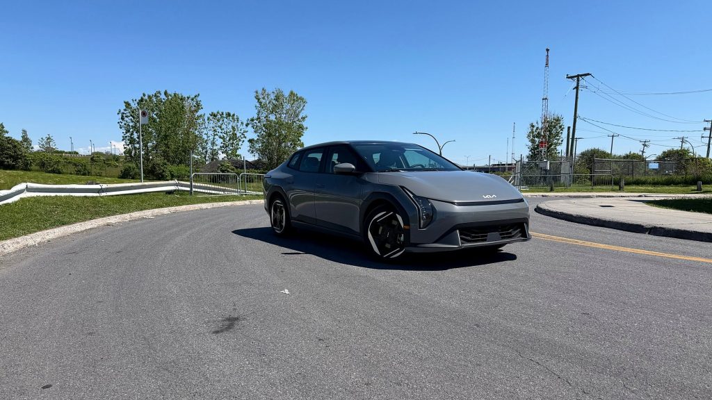 Kia EV4 Wind Premium 2026 vue de trois quarts avant droite, berline électrique à toit fastback