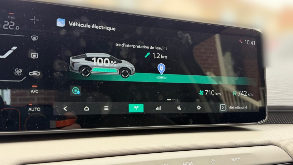Gros plan de l’écran de la Kia EV4 2026 : 710 km d’autonomie avec climatisation, 742 km sans