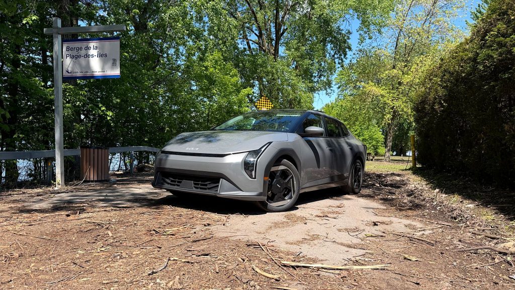 Kia EV4 Wind Premium 2026 stationnée devant la berge de la Plage-des-Îles, avec ses phares verticaux Star Map