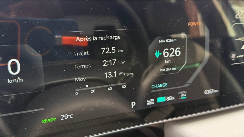 Tableau de bord de la Kia EV4 2026 : 13,1 kWh/100 km sur 72,5 km par 29 °C, 626 km d’autonomie estimée à 88 %
