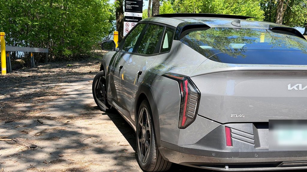 Partie arrière de la Kia EV4 Wind Premium 2026, avec ses feux verticaux et sa ligne de toit fastback