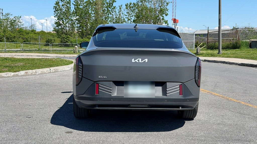 Kia EV4 Wind Premium 2026 vue de l’arrière, avec son aileron intégré et ses feux verticaux