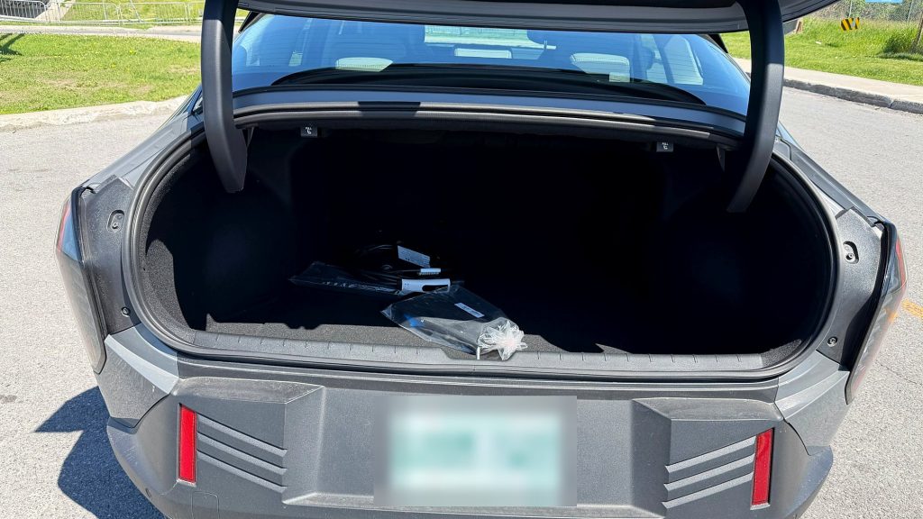 Coffre de 408 litres de la Kia EV4 Wind Premium 2026, avec son câble de recharge