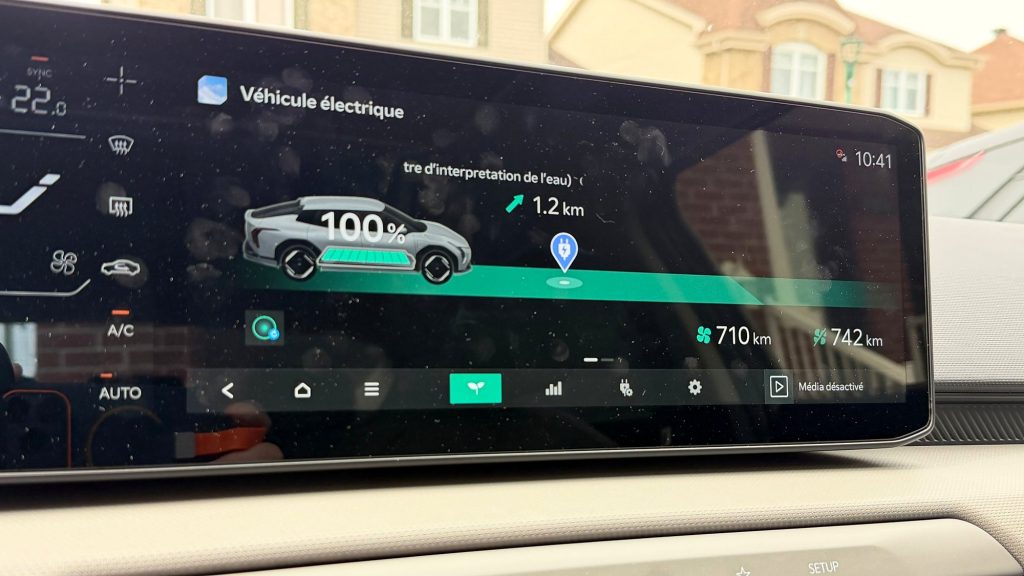Écran de la Kia EV4 Wind Premium 2026 à 100 % de charge : 710 km d’autonomie avec la climatisation, 742 km sans