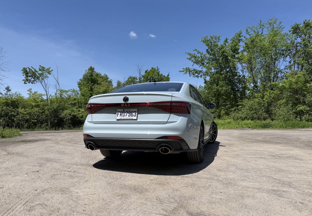 artie arrière de la Volkswagen Jetta GLI 2026 avec doubles sorties d’échappement