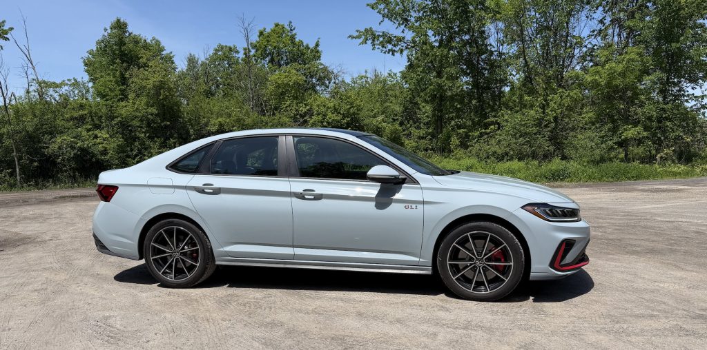 Profil de la Volkswagen Jetta GLI 2026 et ses jantes de 18 pouces